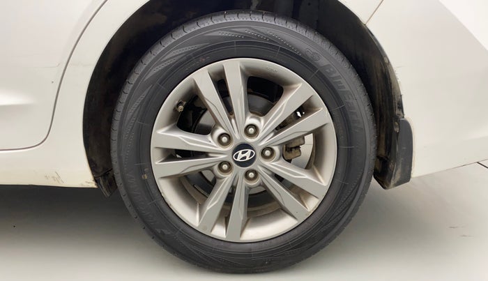 2016 Hyundai New Elantra 1.6 SX (O) MT DIESEL, Diesel, Manual, 1,41,130 km, Left Rear Wheel