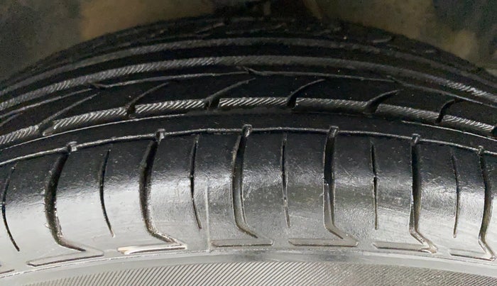2013 Hyundai i10 MAGNA 1.2 KAPPA2, CNG, Manual, 95,869 km, Right Front Tyre Tread