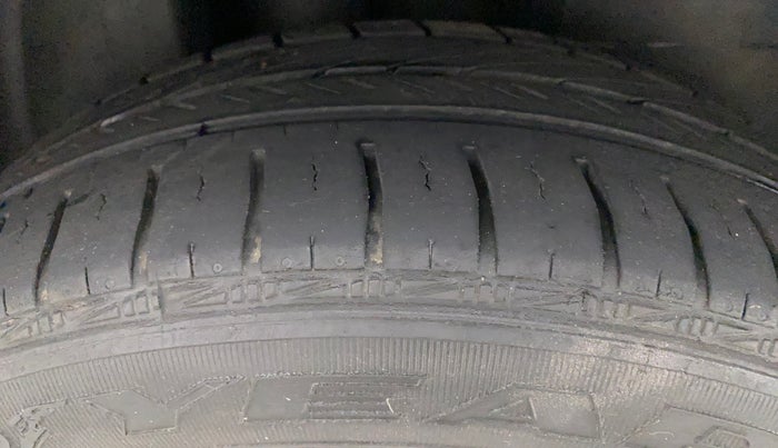 2017 Volkswagen Vento HIGHLINE PLUS 1.5 16 ALLOY, Diesel, Manual, 95,112 km, Right Rear Tyre Tread
