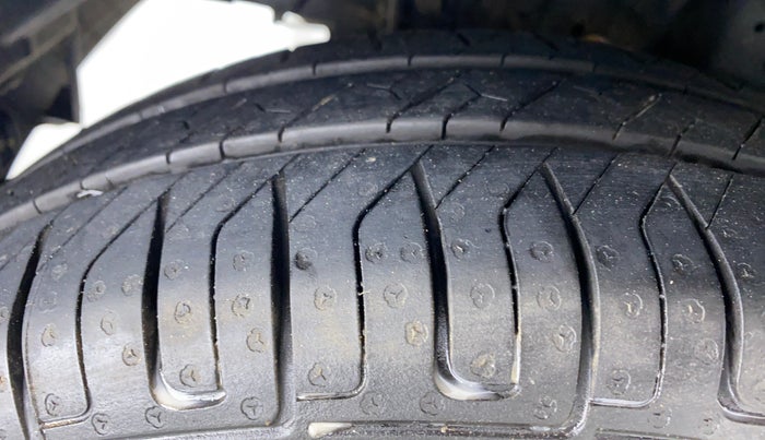2015 Hyundai Eon MAGNA PLUS, Petrol, Manual, 43,728 km, Right Rear Tyre Tread