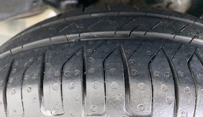 2015 Hyundai Eon MAGNA PLUS, Petrol, Manual, 43,728 km, Left Rear Tyre Tread