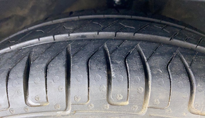 2015 Hyundai Eon MAGNA PLUS, Petrol, Manual, 43,728 km, Right Front Tyre Tread
