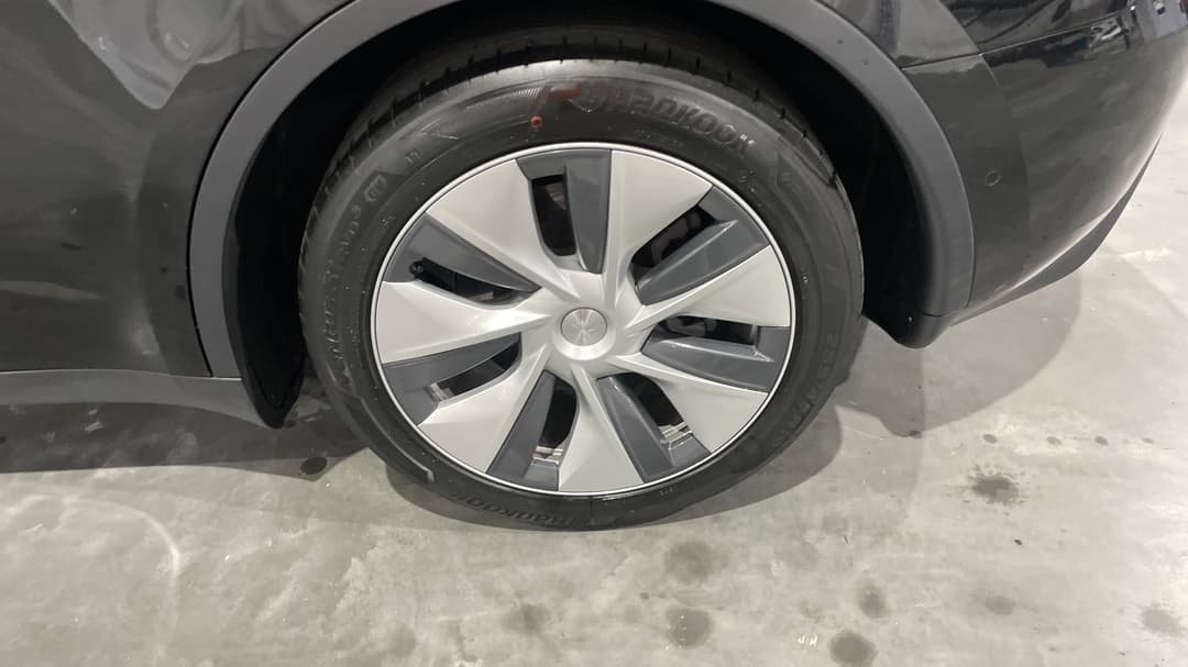 2023 Tesla Model Y Rear-wheel Drive, Automatic, 23848 km, Left Rear Wheel