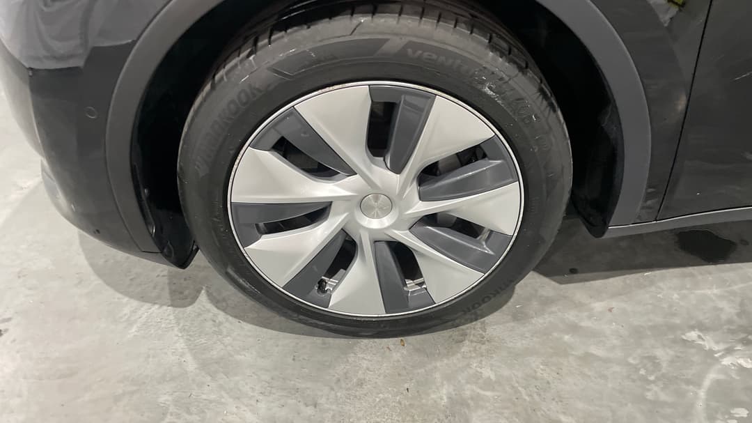 2023 Tesla Model Y Rear-wheel Drive, Automatic, 23848 km, Left Front Wheel