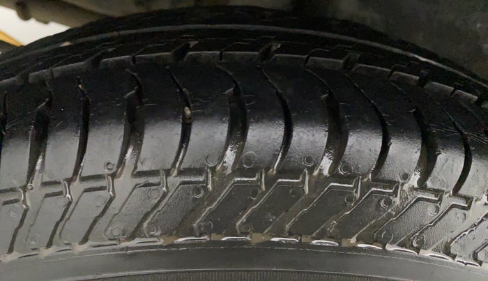 2016 Maruti Swift Dzire VXI, Petrol, Manual, 34,483 km, Right Rear Tyre Tread