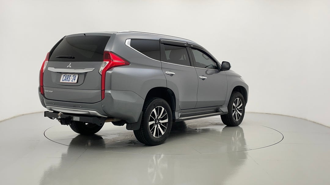 Right Back Diagonal (45- Degree) View