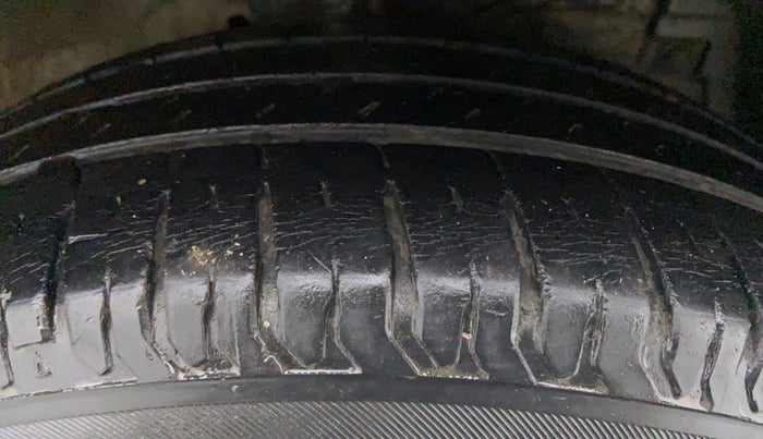 2016 Maruti Ertiga ZDI PLUS SHVS, Diesel, Manual, 78,101 km, Right Front Tyre Tread
