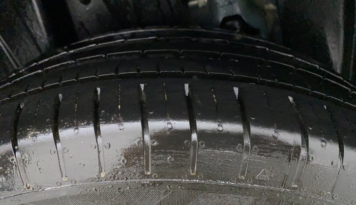 2022 Mahindra XUV 3OO W6 1.5 DIESEL AMT, Diesel, Automatic, 7,064 km, Right Rear Tyre Tread