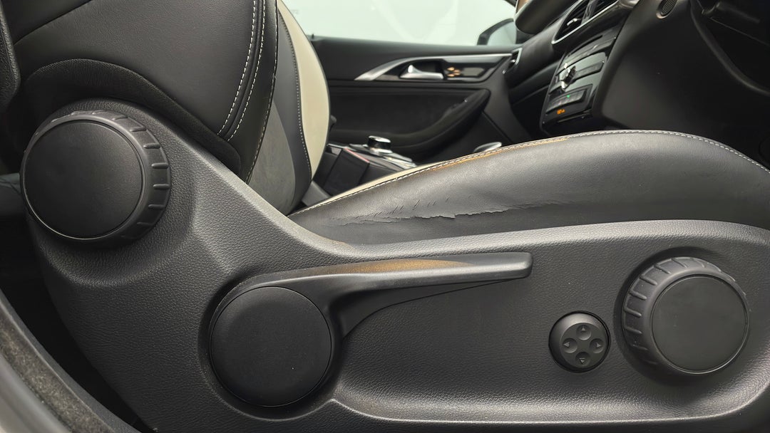 2016 Infiniti Q30 Sport 2.0t, Automatic, 69382 km, Drivers Side Adjustment Panel