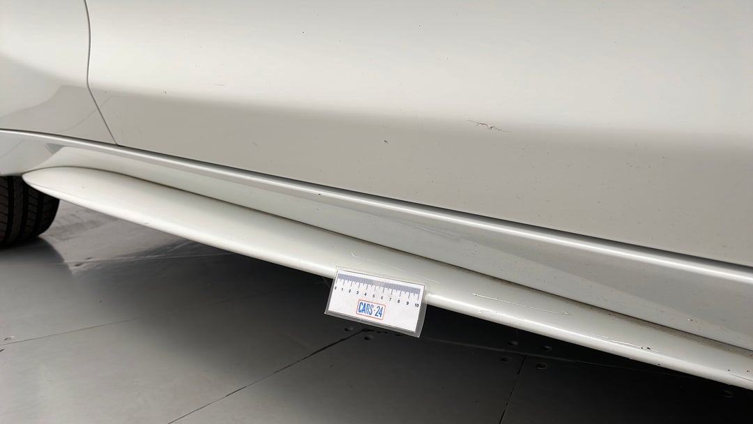 2016 Infiniti Q30 Sport 2.0t, Automatic, 69382 km, Door Sills Front RHS Scratch
