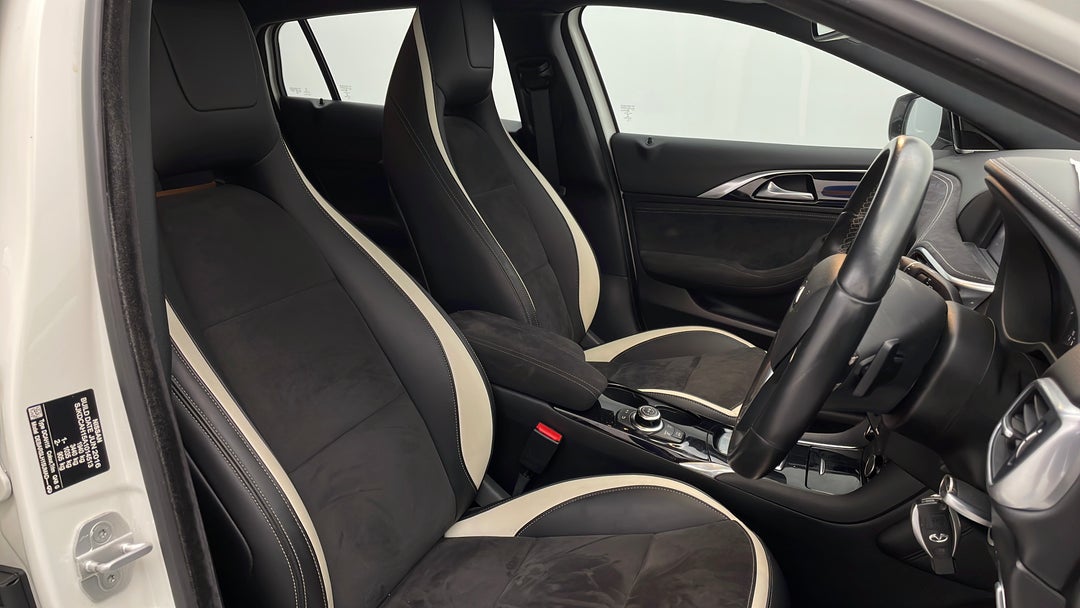 2016 Infiniti Q30 Sport 2.0t, Automatic, 69382 km, Right Side Front Door Cabin View