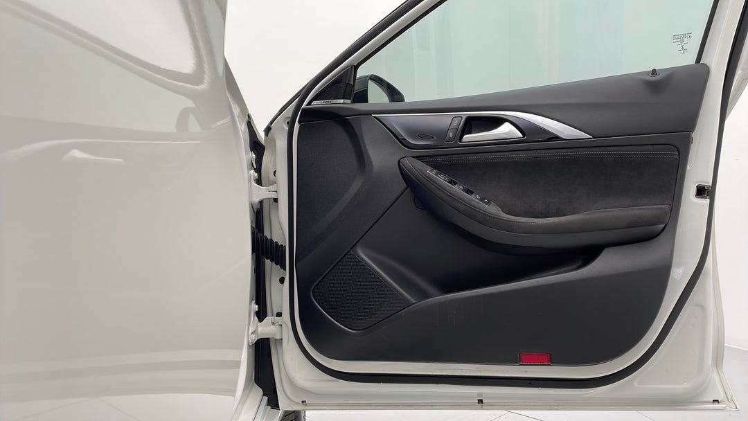 2016 Infiniti Q30 Sport 2.0t, Automatic, 69382 km, Speaker View