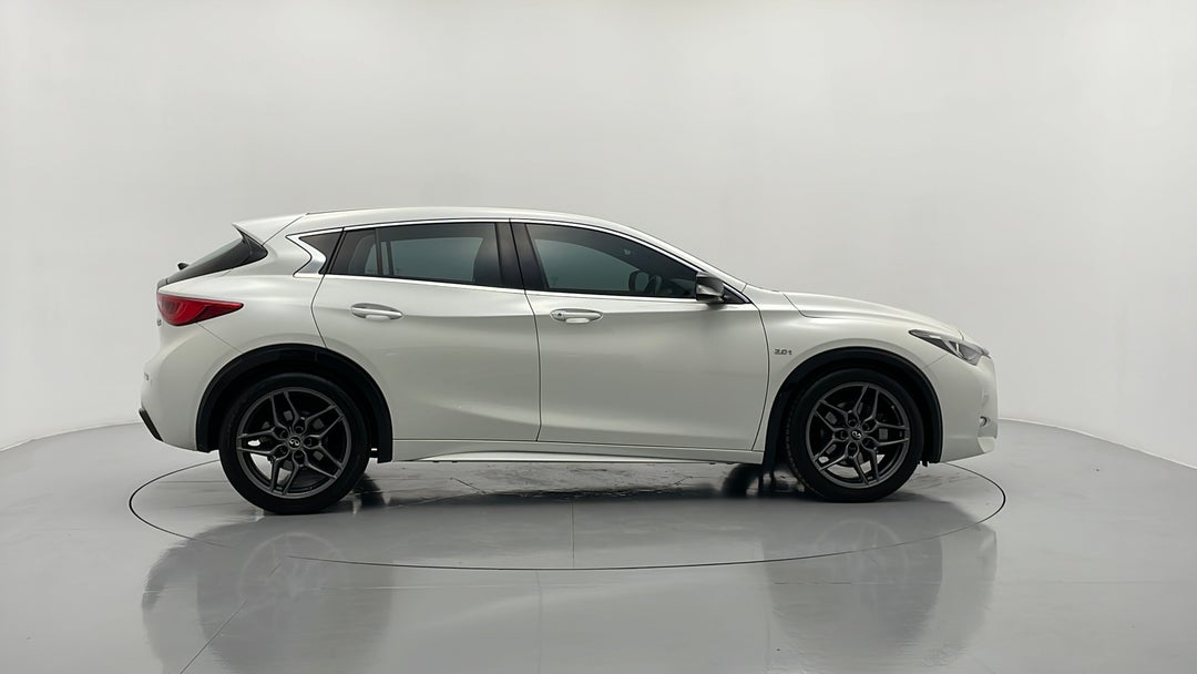 2016 Infiniti Q30 Sport 2.0t, Automatic, 69382 km, Right Side View