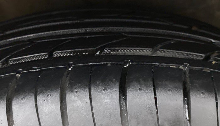 2013 Maruti Ritz VXI, Petrol, Manual, 1,07,239 km, Right Rear Tyre Tread