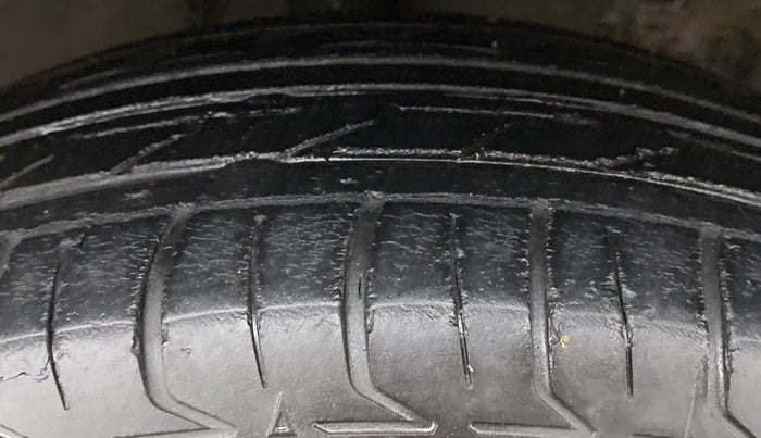 2013 Maruti Ritz VXI, Petrol, Manual, 1,07,239 km, Right Front Tyre Tread