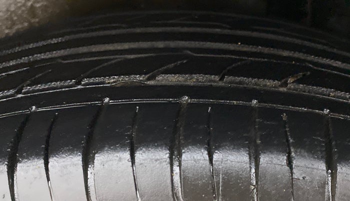 2013 Maruti Ritz VXI, Petrol, Manual, 1,07,239 km, Left Rear Tyre Tread