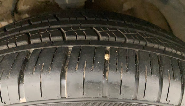 2019 Mahindra XUV300 W8 (O) 1.5 DIESEL, Diesel, Manual, 64,315 km, Left Front Tyre Tread