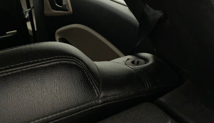 2016 Hyundai Elite i20 SPORTZ 1.2, Petrol, Manual, 1,01,400 km, Second-row right seat - Folding lever not working