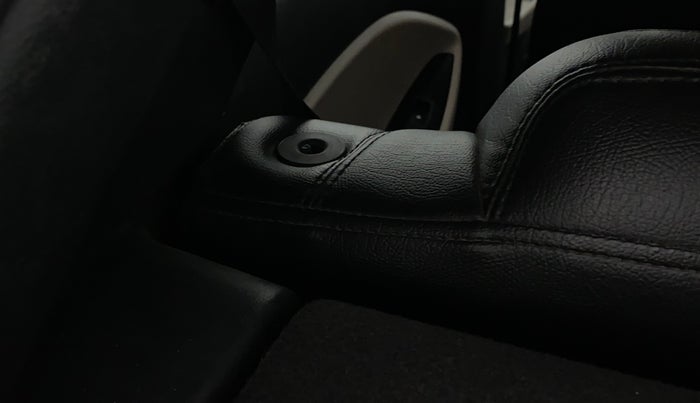 2016 Hyundai Elite i20 SPORTZ 1.2, Petrol, Manual, 1,01,400 km, Second-row left seat - Folding lever not working