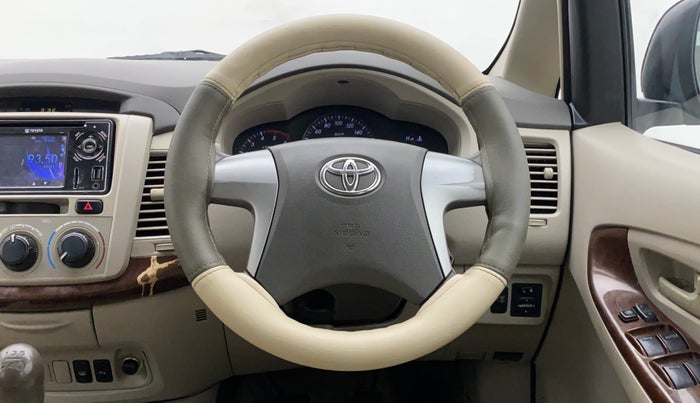 2013 Toyota Innova 2.5 GX 7 STR, Diesel, Manual, 1,28,373 km, Steering Wheel Close Up