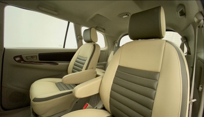 2013 Toyota Innova 2.5 GX 7 STR, Diesel, Manual, 1,28,373 km, Right Side Rear Door Cabin