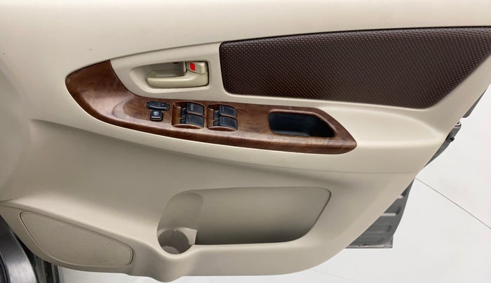 2013 Toyota Innova 2.5 GX 7 STR, Diesel, Manual, 1,28,373 km, Driver Side Door Panels Control