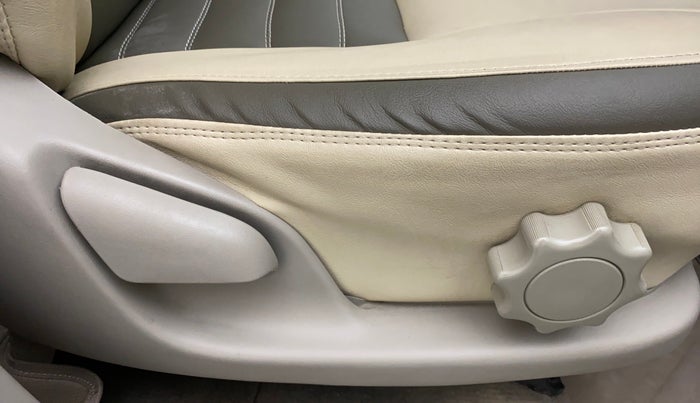 2013 Toyota Innova 2.5 GX 7 STR, Diesel, Manual, 1,28,373 km, Driver Side Adjustment Panel