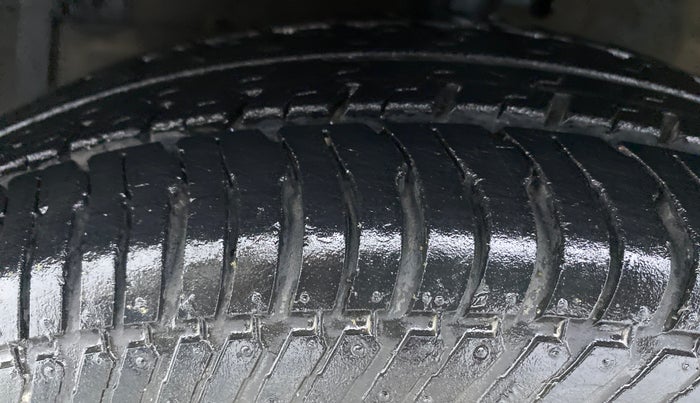 2014 Maruti Swift Dzire VXI, Petrol, Manual, 21,398 km, Left Front Tyre Tread