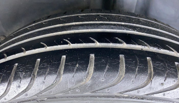 2017 Volkswagen Ameo TRENDLINE 1.2, Petrol, Manual, 39,642 km, Left Rear Tyre Tread