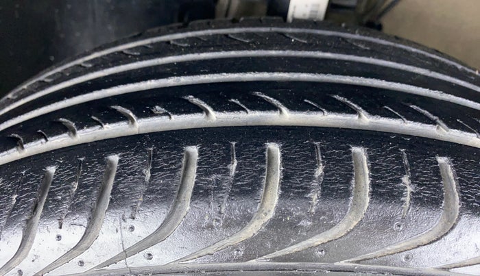 2017 Volkswagen Ameo TRENDLINE 1.2, Petrol, Manual, 39,642 km, Left Front Tyre Tread