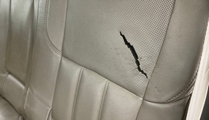 2018 Mahindra XUV500 W10 1.99, Diesel, Manual, 1,24,586 km, Second-row left seat - Cover slightly torn