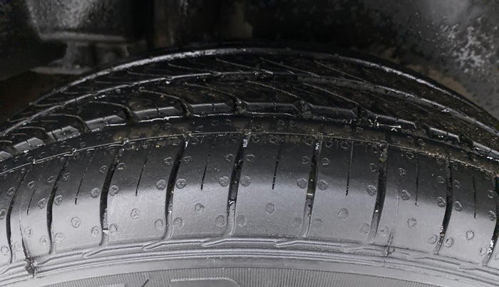 2017 Maruti Ciaz  ZDI SHVS, Diesel, Manual, 86,437 km, Right Rear Tyre Tread