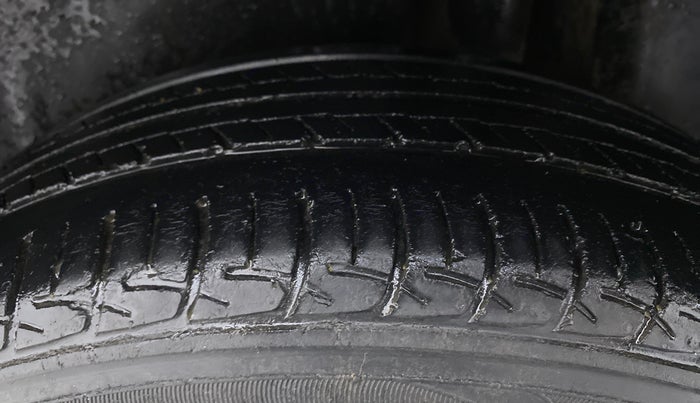2017 Maruti Ciaz  ZDI SHVS, Diesel, Manual, 86,437 km, Left Rear Tyre Tread