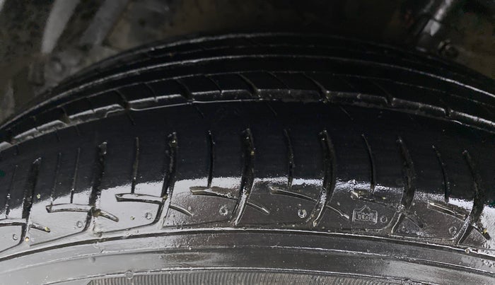 2017 Maruti Ciaz  ZDI SHVS, Diesel, Manual, 86,437 km, Left Front Tyre Tread