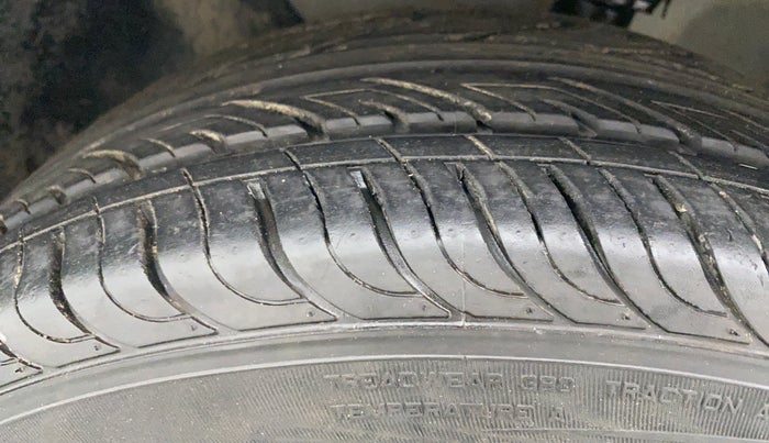 2015 Hyundai Elite i20 MAGNA 1.2, Petrol, Manual, 44,393 km, Left Front Tyre Tread