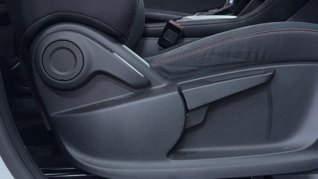 2020 MG HS Core, Automatic, 83412 km, Drivers Side Adjustment Panel