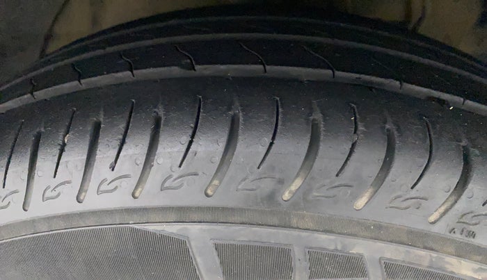 2020 Mahindra XUV300 W6 1.5 DIESEL, Diesel, Manual, 17,702 km, Right Front Tyre Tread
