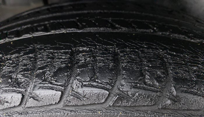 2016 Maruti Ertiga ZDI SHVS, Diesel, Manual, 70,887 km, Right Front Tyre Tread