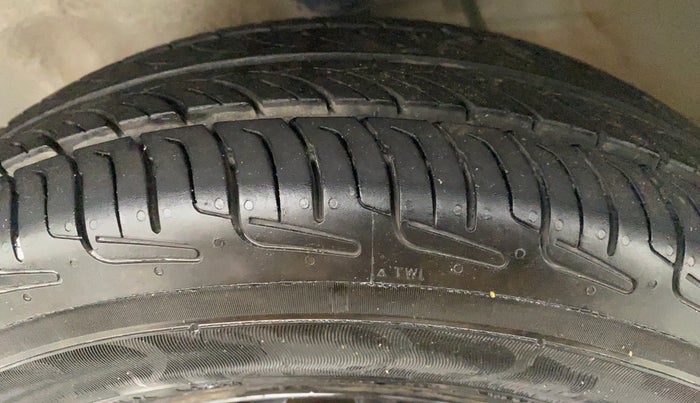 2017 Maruti Alto 800 LXI, Petrol, Manual, 38,005 km, Left Front Tyre Tread