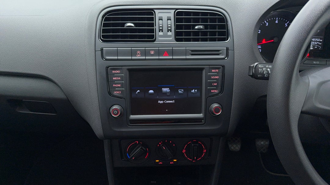 2017 Volkswagen Polo 66 Tsi Trendline, Manual, 109324 km, Center Console