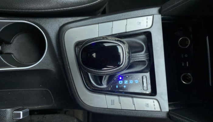 2018 Hyundai New Elantra 2.0 SX (O) AT, Petrol, Automatic, 83,195 km, Gear lever - Knob cover torn