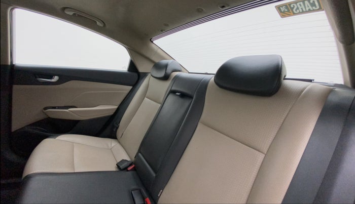 2017 Hyundai Verna 1.6 SX (O) CRDI MT, Diesel, Manual, 92,726 km, Right Side Rear Door Cabin