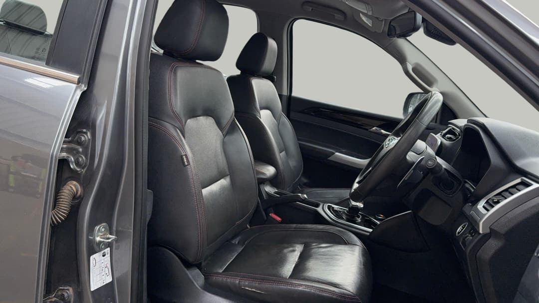 2022 LDV T60 Max Luxe (4x4), Automatic, 66233 km, Right Side Front Door Cabin View