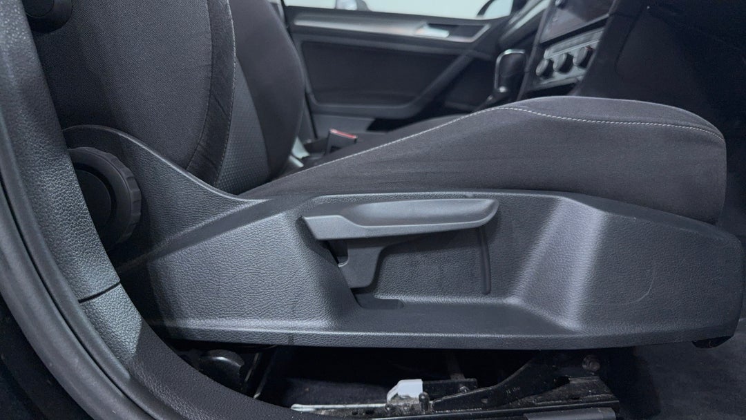 2017 Volkswagen Golf 110 Tsi Trendline, Automatic, 67351 km, Drivers Side Adjustment Panel