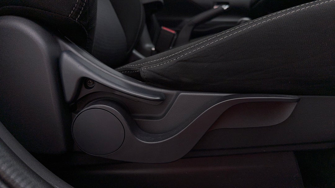 2017 Mitsubishi Outlander Ls (4x2), Automatic, 134530 km, Drivers Side Adjustment Panel