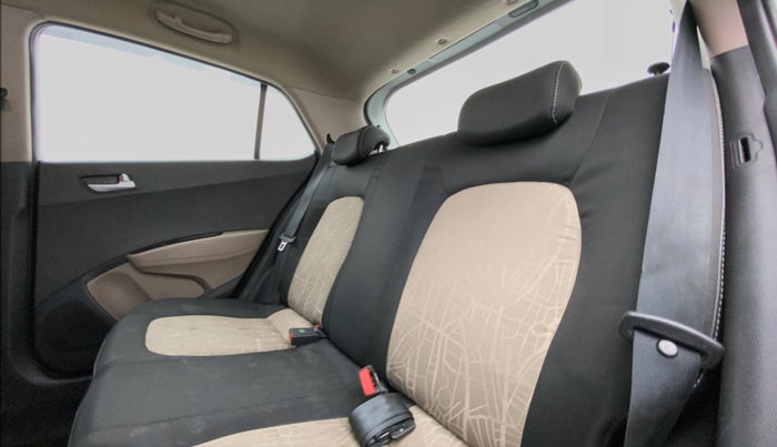 2016 Hyundai Grand i10 ASTA 1.2 (O) VTVT, Petrol, Manual, 29,603 km, Right Side Rear Door Cabin View
