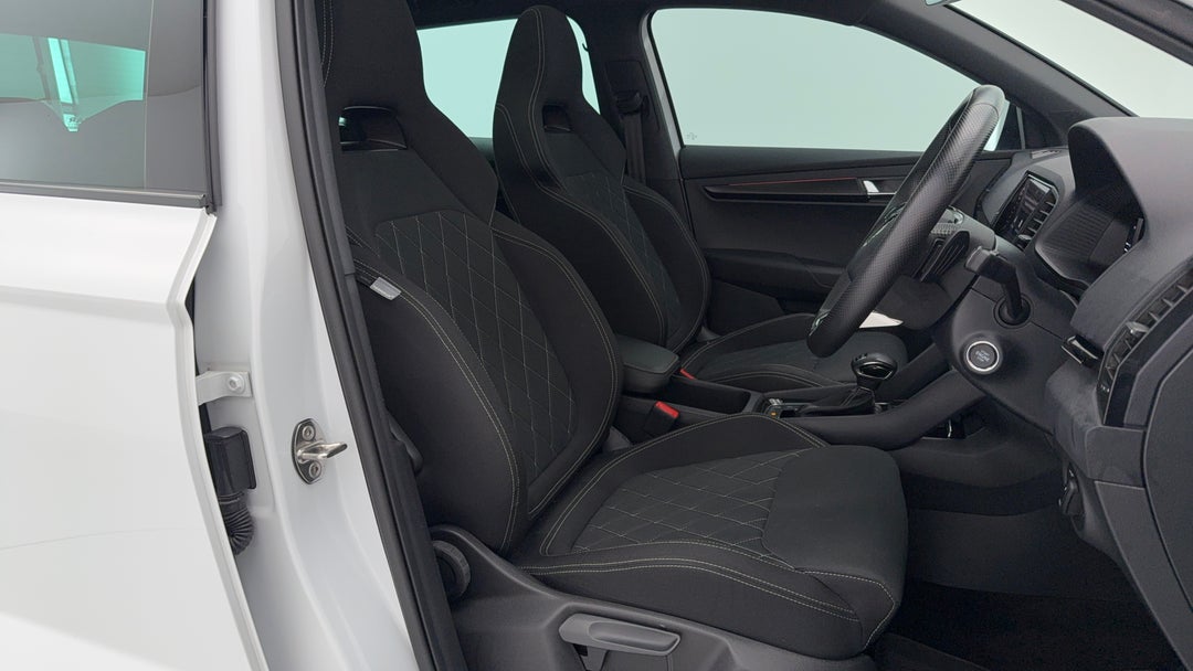 2022 SKODA Karoq Sportline (4x4), Automatic, 25854 km, Right Side Front Door Cabin View