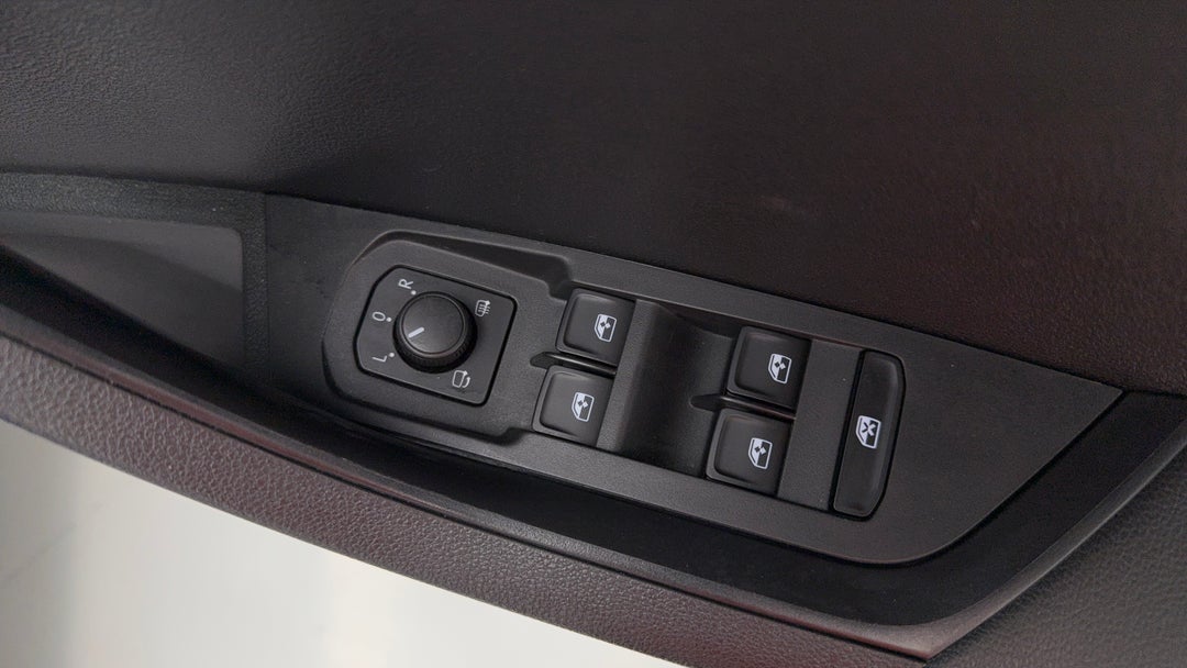 2022 SKODA Karoq Sportline (4x4), Automatic, 25854 km, Drivers Side Door Panel Controls