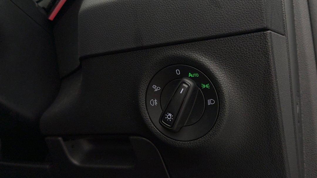 2022 SKODA Karoq Sportline (4x4), Automatic, 25854 km, Utility Switches/Buttons