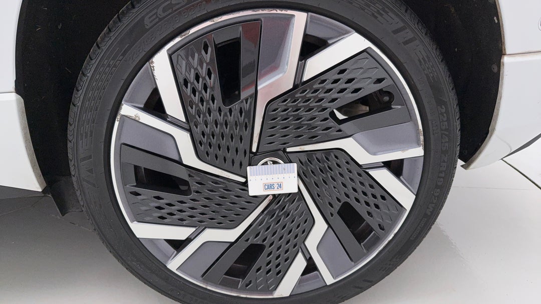 2022 SKODA Karoq Sportline (4x4), Automatic, 25854 km, Wheels Rim Rear LHS Gutter Rash